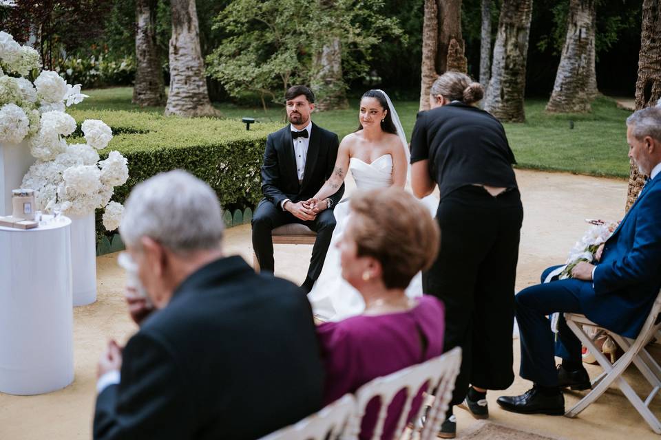 novios_sentados_boda_jardin