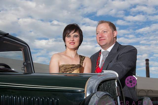 Junto al coche nupcial