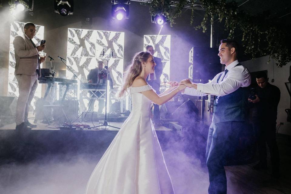 Novios y escenario de fondo