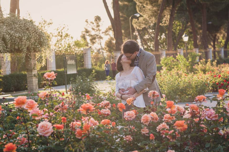 Novios entre rosas