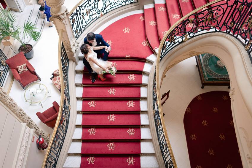 Novios en la escalera