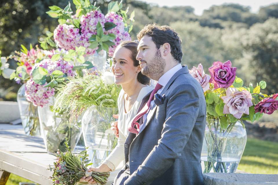 Pareja y centros de flores