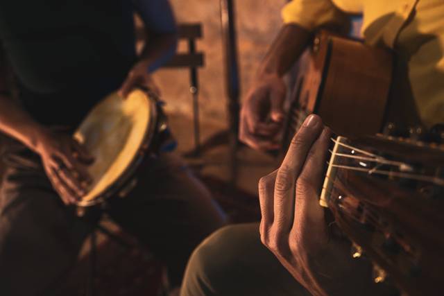 Acústico y electrónico