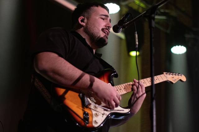 Víctor, guitarrista