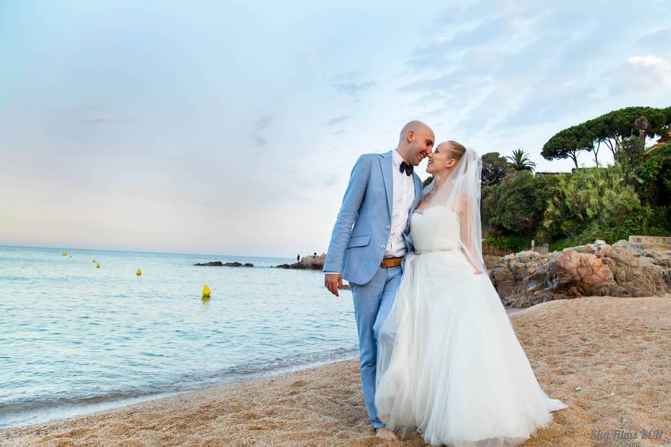 Beso en la orilla del mar