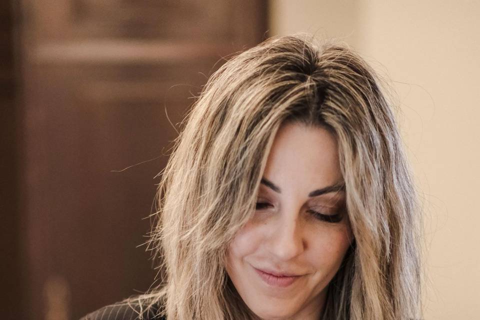 maquilladora_peinando_detalle_rizador