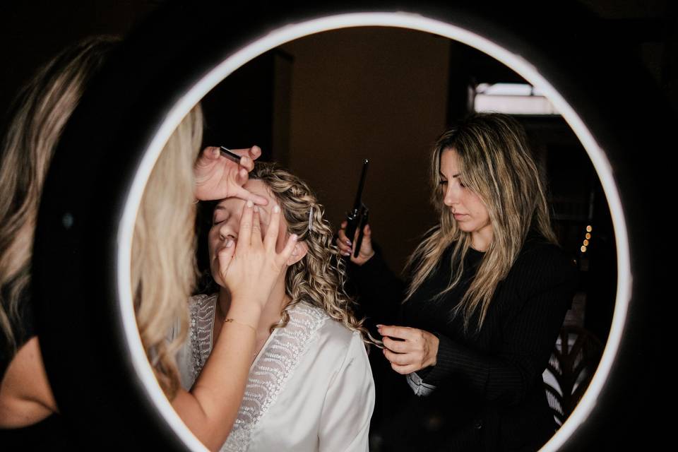 maquillaje_y_peinado_novia_anillo_luz