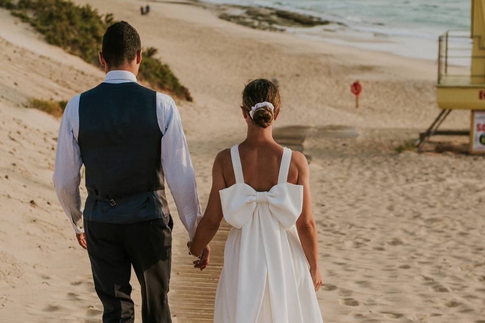 Recién casados en la playa