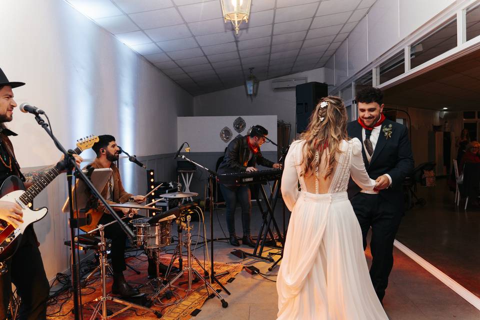 Os sacamos a bailar