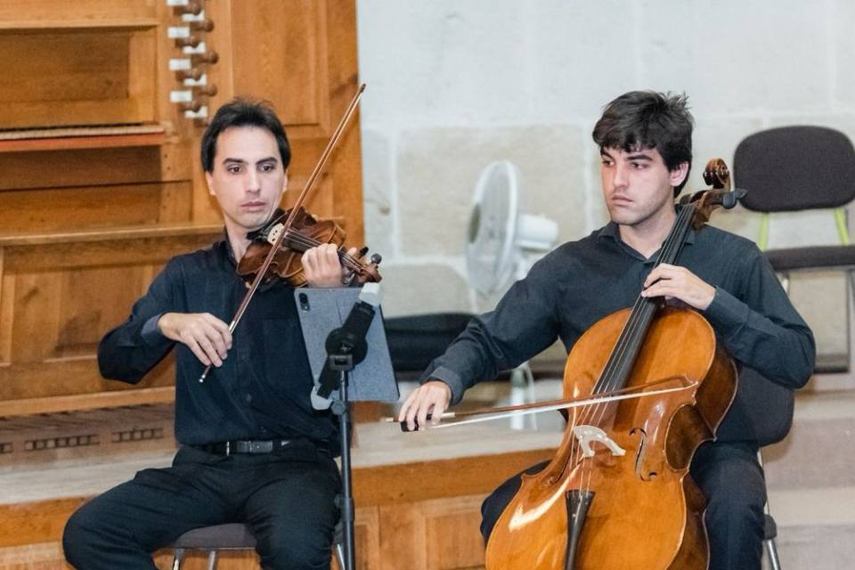 Violín y cello en iglesia