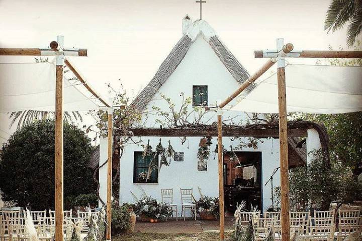 Mesas largas madera y sillas