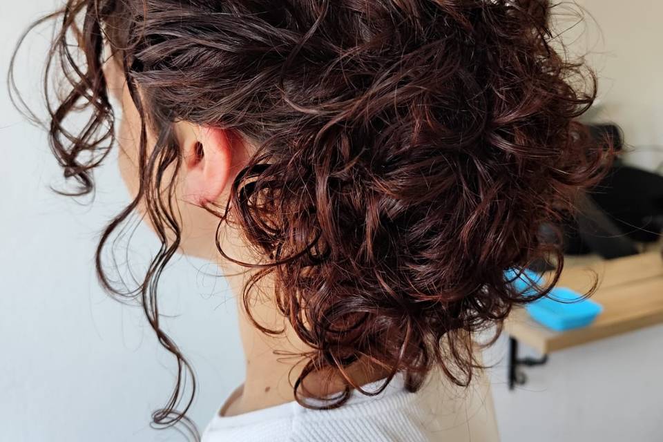 Recogido con rizos naturales