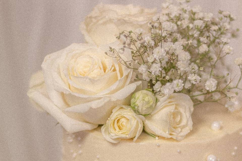Tarta perlas y flores