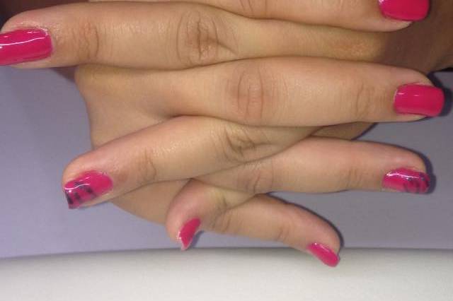 Manicura rosa con rayas