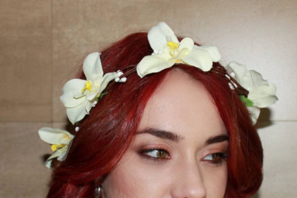 Maquillaje y corona floral