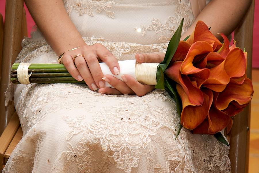 Sesiones de amigas vestidas con sus trajes de novia