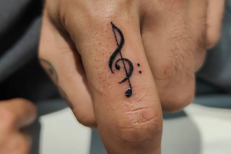 Tatuajes en manos y dedos