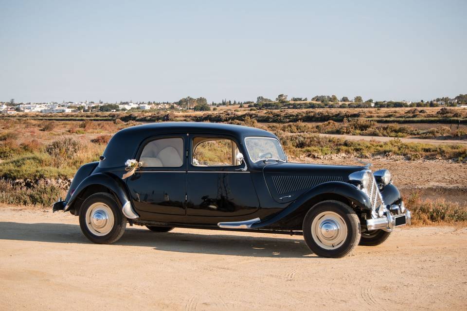 coche_vintage_negro_flor_lateral