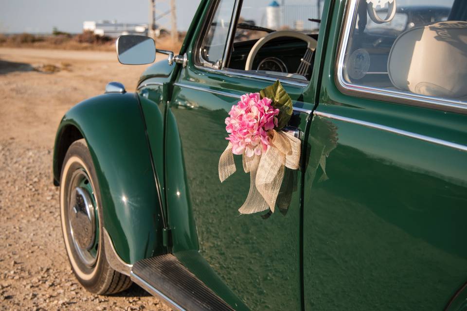 detalle_flor_ramo_puerta_coche_verde