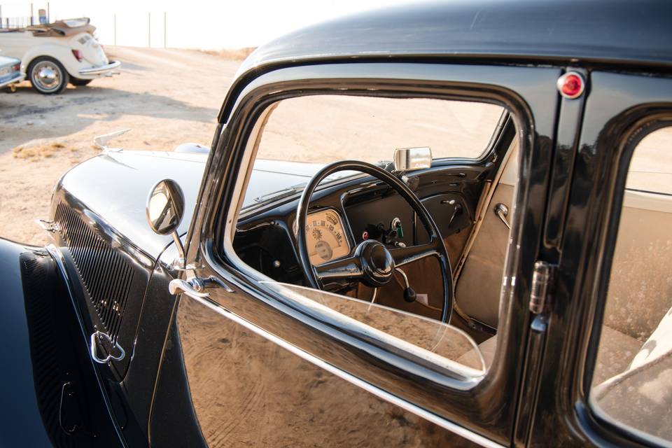 interior_volante_coche_vintage_negro