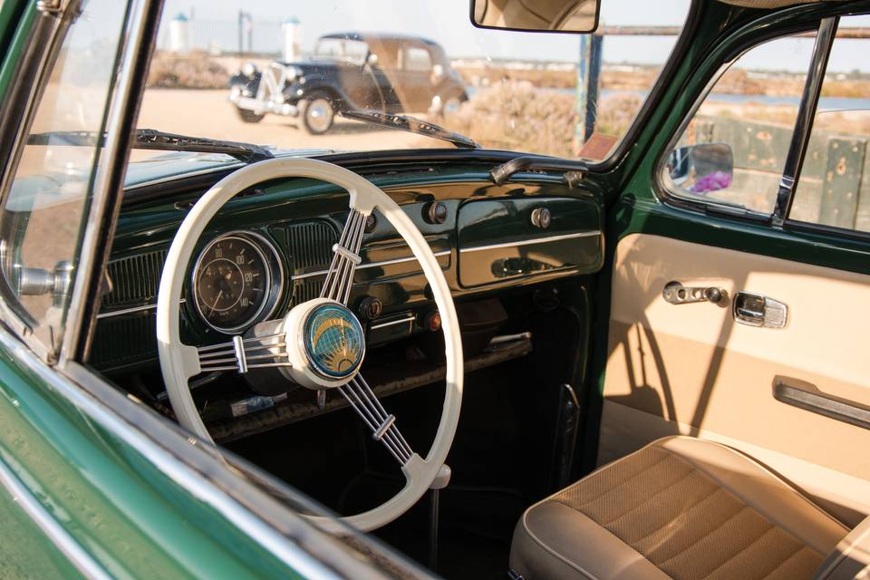 interior_volante_coche_vintage_verde