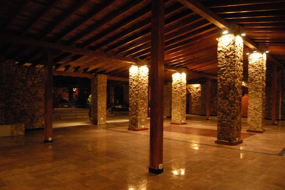 Patio interior de noche