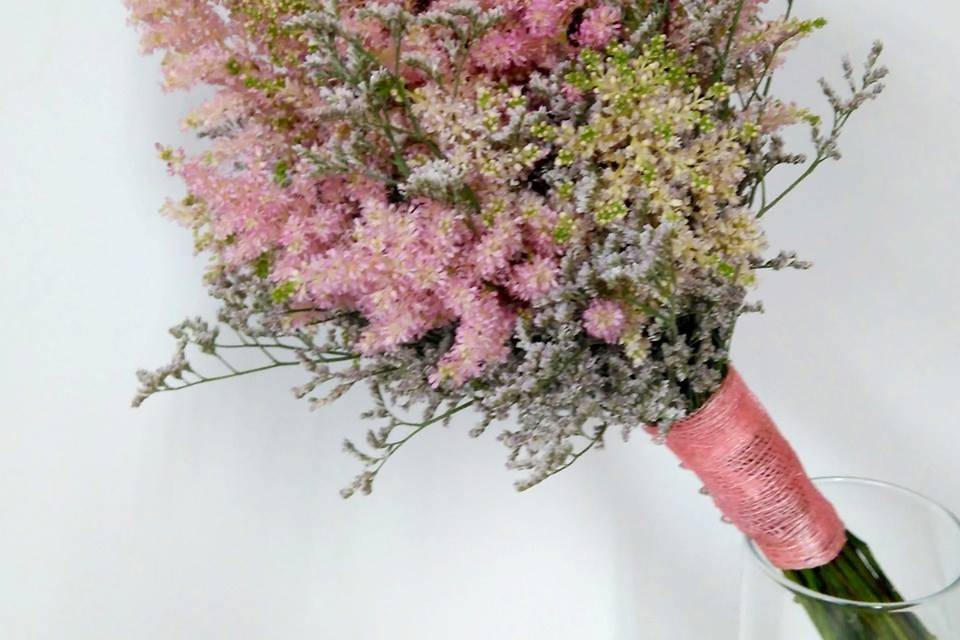 Ramo con Astilbe y Limonium