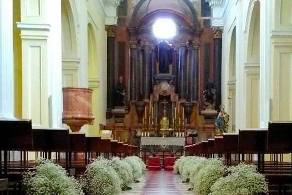 Pasillo de la iglesia con paniculata