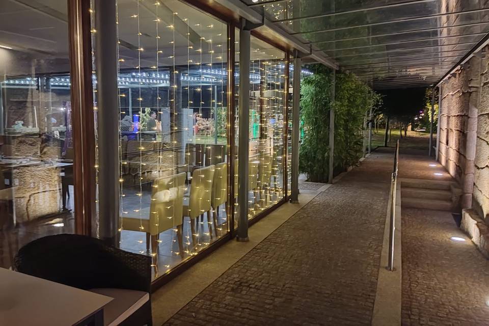 Entre edificios noche