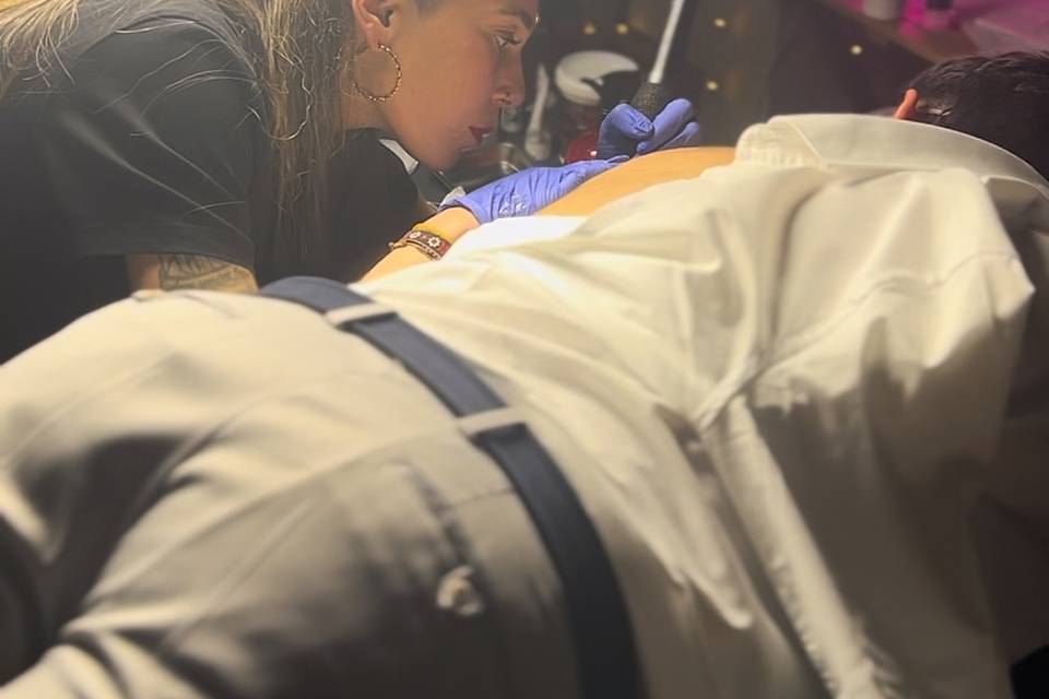 Tatuando a un invitado