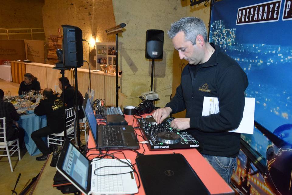 Los DJ famosos trabajan aquí