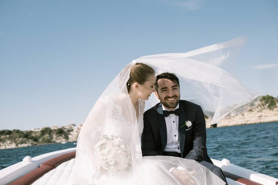 Novios llegan en barco