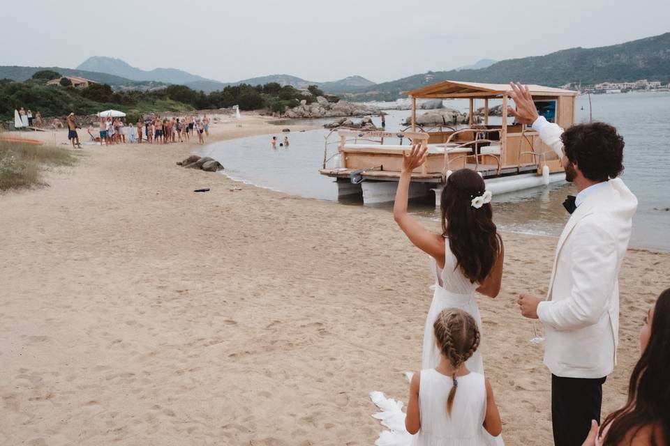 Novios llegan en barco