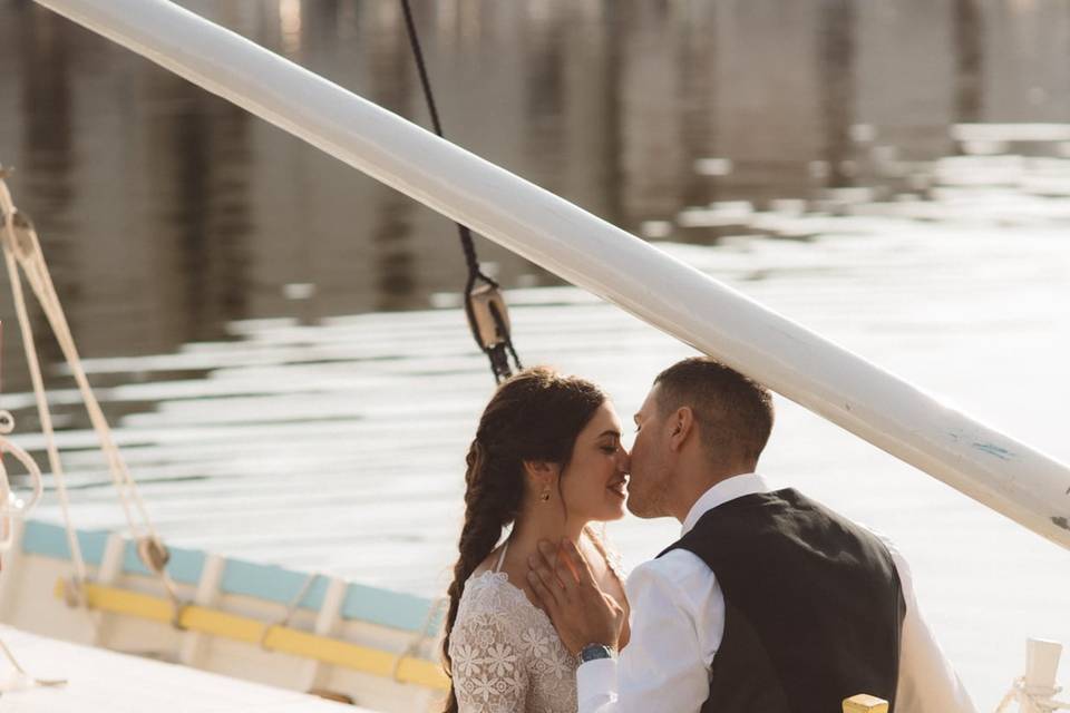 Novios llegan en barco