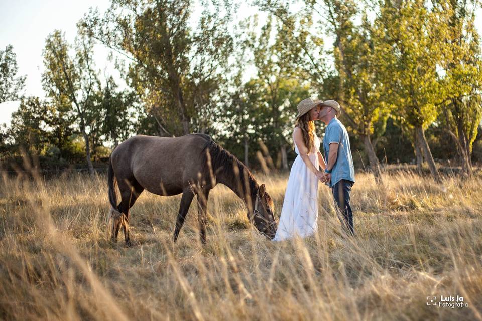 Junto al caballo