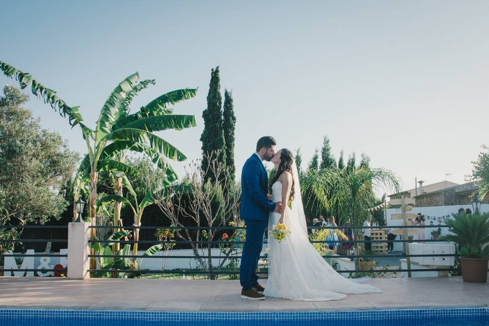 Beso en la piscina