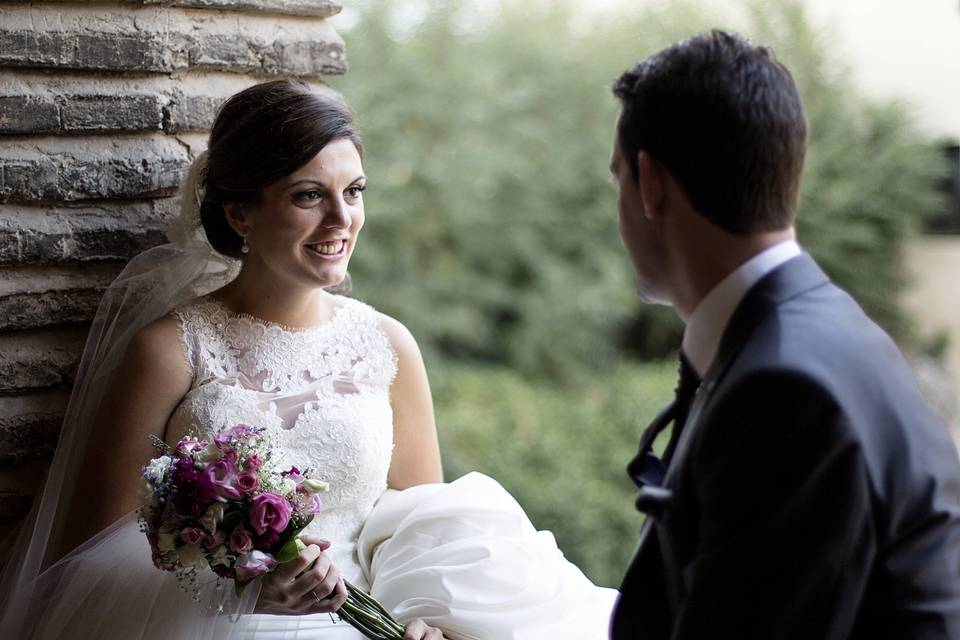 Novios mirando a los invitados