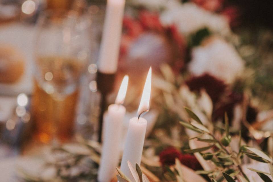 Comedor con luz y flores altas