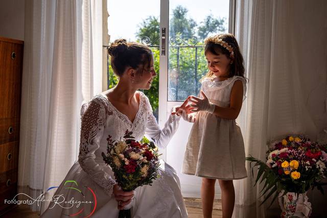 Sorprendida mirando a la novia