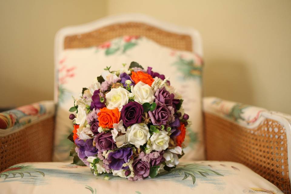 Bouquet de violetas y naranjas