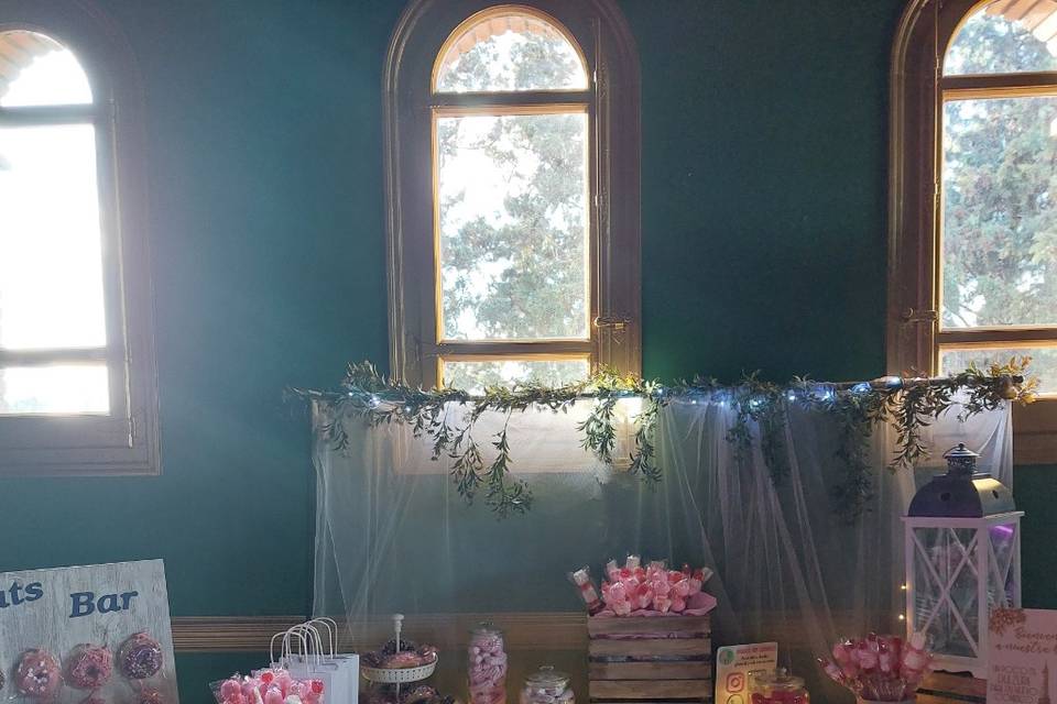 Mesa dulce con luces y enredad