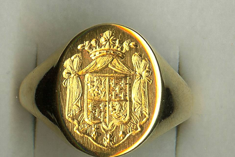 Anillo de oro escudo grabado
