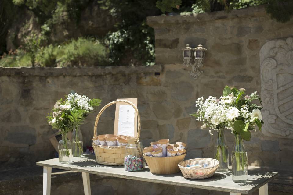 Decoración floral y zona de pétalos