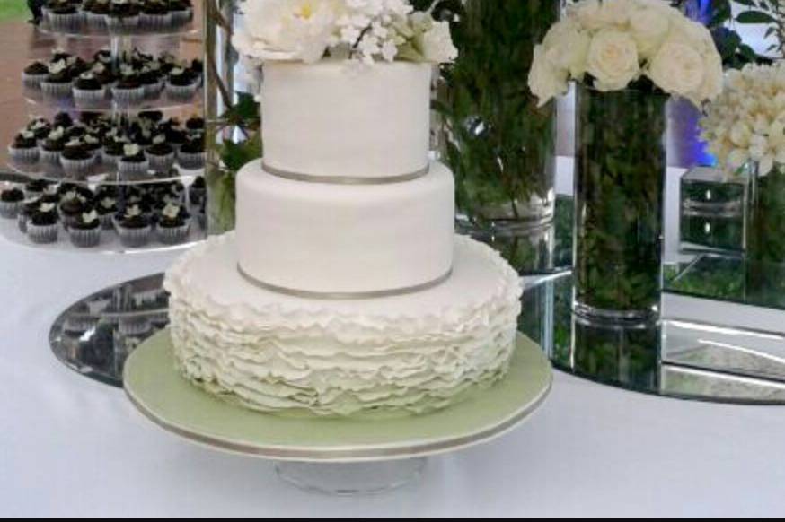 Tarta con flores de azúcar