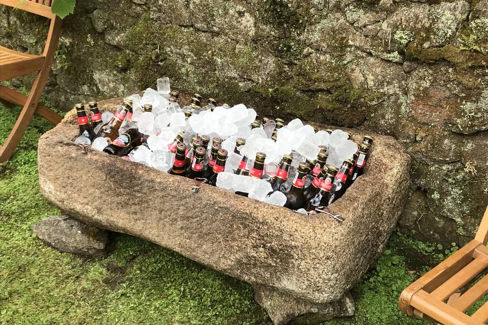 Cervezas en pila de piedra