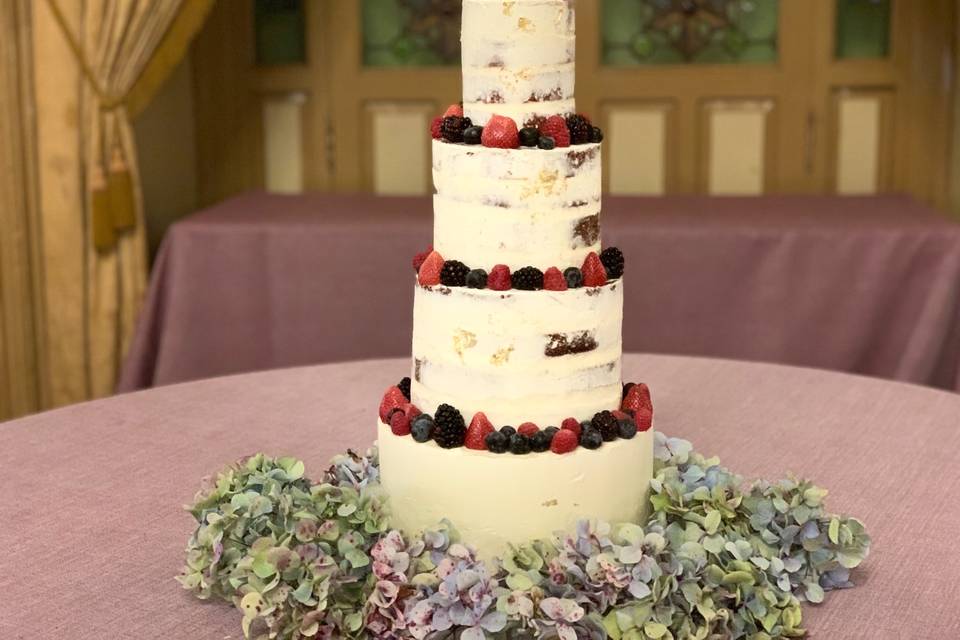 Gold &peonie wedding cake