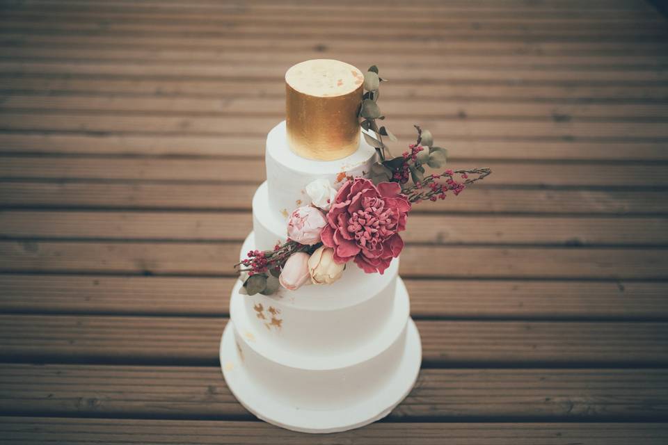 Gold &peonie wedding cake