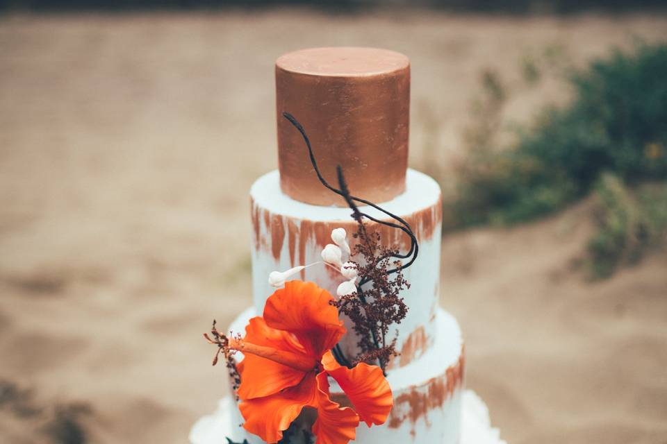 Black &a gold wedding cake