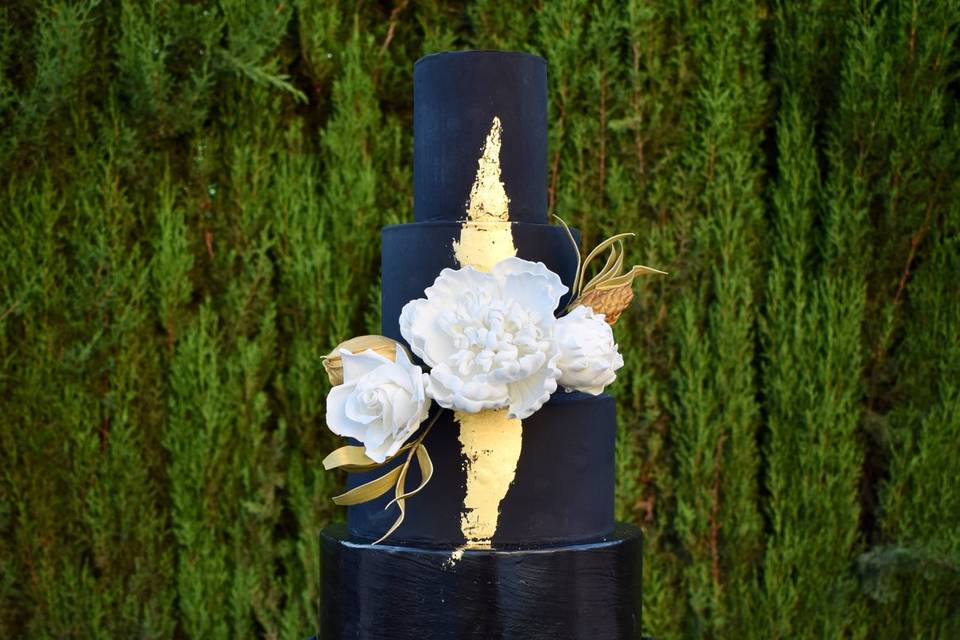 Black &a gold wedding cake