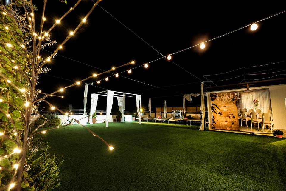 Terraza con vistas al valle de noche